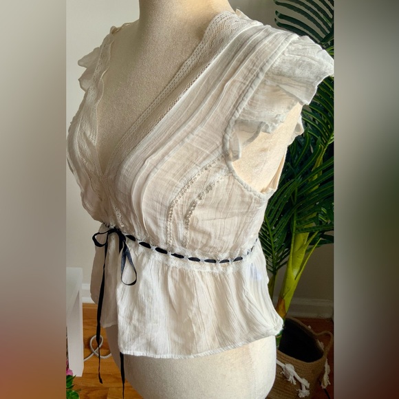 NWT KIMCHI BLUE AVA FLUTTER SLEEVE WHITE TOP XL (RUNS SMALL) - Picture 2 of 9